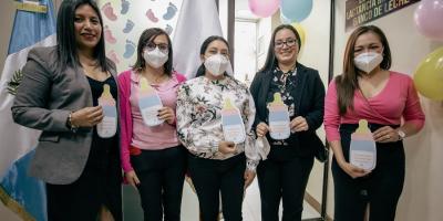 Se observa  a un grupo de madres trabajadoras del Ministerio de Economía.