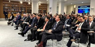 El Ministro de Economía, Dr. Janio Rosales (primera fila, 4to. de Izq. a Der.) participa en el acto de inauguración del encuentro empresarial.