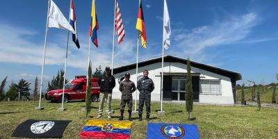 Rescatista Militar se especializa en el método de búsqueda y detección Canina, Método Arcón. 