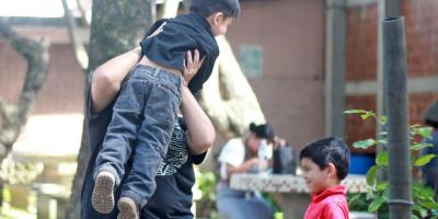 Las familias pasan por un proceso de certificación