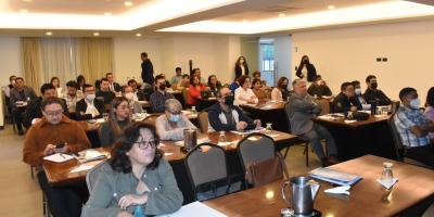 Público recibe conferencia sobre mitigación al cambio climático
