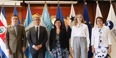 La viceministra de Integración y Comercio Exterior, María Luisa Flores (primera de Der. a Izq.) posa junto a otras autoridades de economía de la región.
