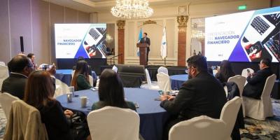 El Ministro de Economía Dr.  Janio Rosales (centro) presidió el evento . 