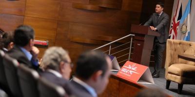 El Ministro de Economía Dr.  Janio Rosales durante su participación en el evento. 