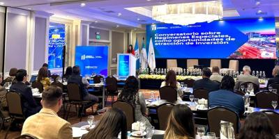 Directora de PRONACOM en representación del Ministro Janio Rosales durante conversatorio sobre Regímenes Especiales