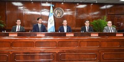 El Ministro de Economía Dr.  Janio Rosales (tercero de Izq. a Der.) participó en la conferencia de prensa organizada por Banguat.