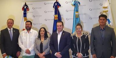 El ministro de Economía, Dr. Janio Rosales (primero Izq. a Der.) fue testigo de la firma.
