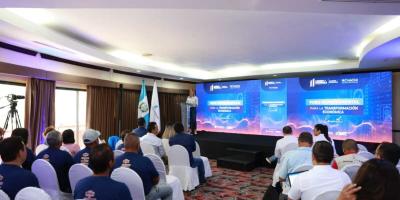 La viceministra de Inversión y competencia, Francisca Cárdenas, durante su participación.