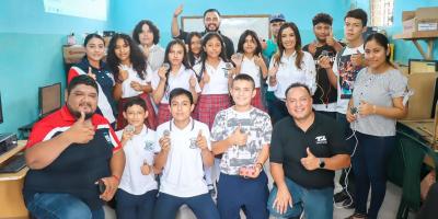 Jóvenes peteneros participan en taller de robótica e inclusión auditiva