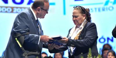 presidente participan en la presentación de 