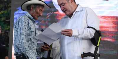 Presidente de la República entrega beneficio a adulto mayor