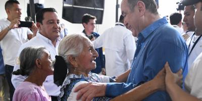 Presidente de la República entrega beneficio a adulto mayor