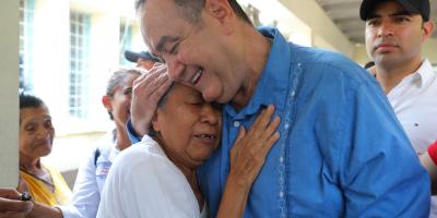 Presidente de la República entrega beneficio a adulto mayor