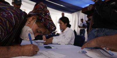 Adultos mayores de Quiché reciben notificacioones del PAM