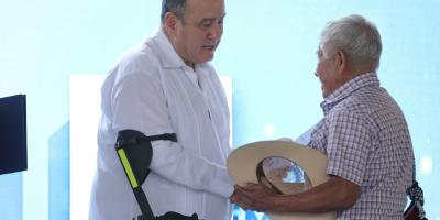 Presidente Alejandro Giammattei entrega acreditaciones