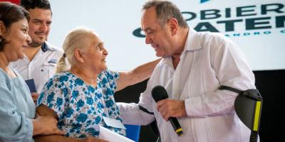 Presidente Alejandro Giammattei entrega acreditaciones