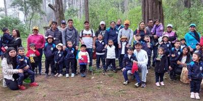 Niños plantan un árbol por el futuro ambiental de San Marcos