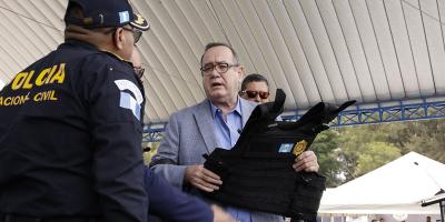 Presidente entrega chalecos antibalas a agente