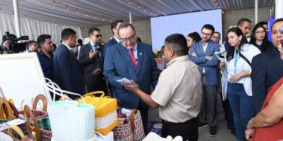 Presidente entrega disntintivo sello blanco