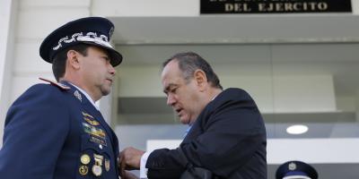 Presidente Alejandro Giammattei entrega insignias