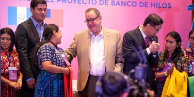 Presidente felicita a emprendedora