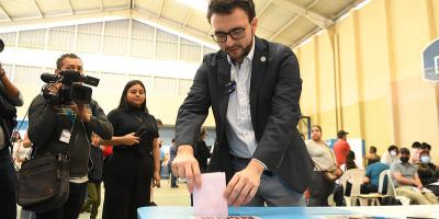 Secretario de Comunicación Social, emite su voto