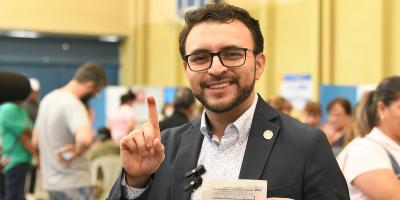 Secretario de Comunicación Social, emite su voto