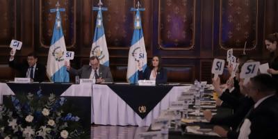 Presidente Alejandro Giammattei con secretaria de Planificación, Keila Vilchez, durante tercera reunión ordinaria del Conadur.