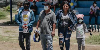 Mantente interesado en las ideas, sentimientos y experiencias de tu hijo.