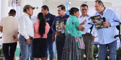 Más de 200 familias de Petén reciben escrituras de tierras