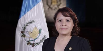Juramentan a Ministra de Economía