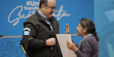 Presidente de la República entrega beneficio a adulto mayor