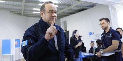 Presidente después de emitir su voto.