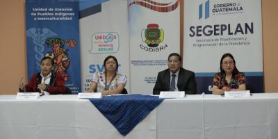 Mesa principal del conversatorio sobre pueblos indígenas. 