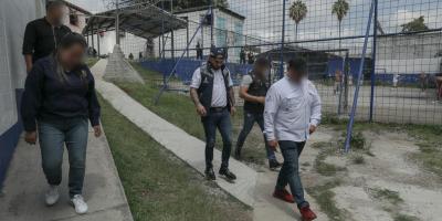 El secretario de la SBS, Francisco Molina, verifica los remozamientos