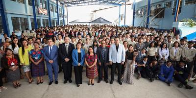 Ministra de Economía comparte con estudiantes de instituto Ulew Kotz'i'j de San Juan Sacatepéquez 