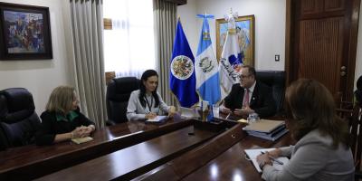 Reunión entre el presidente Giammatei y MOE