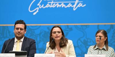 Secretaria general de Planificación participa en conferencia de prensa sobre transición gubernamental.