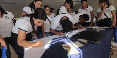 Jóvenes de Zacapa asisten a la Expo Becas Tour 2023 en su departamento.