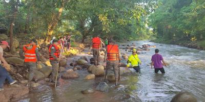 Ejército de Guatemala apoya las tareas de búsqueda y rescate de dos menores en el río Camarón.