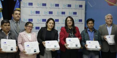 Ministra de Economía hace entrega de equipo de computo al Mineduc