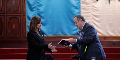 Presidente Giammattei entrega informe de transición a Vicepresidente electa