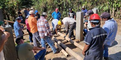 Enseñan a agricultores la utilidad del bambú en construcciones pecuarias