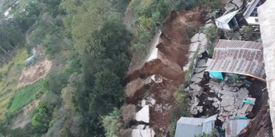 EJÉRCITO DE GUATEMALA ASISTE A FAMILIAS AFECTADAS POR DESLIZAMIENTO DE TIERRA EN PALENCIA