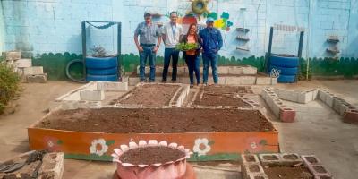 Estudiantes aprender a cultivar en Huertos Escolares Pedagógicos