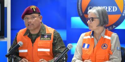 Henry Saenz, Ministro de la Defensa Nacional y la Secretaria Ejecutiva de Conred Claudinne Ogaldes 