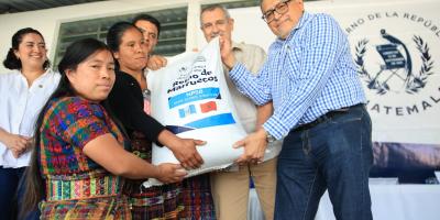 Agricultores reciben fertilizante en el marco de la Iniciativa Mano a Mano