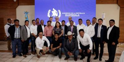 Presidente Bernardo Arévalo con alcaldes