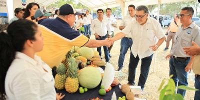 Visitan Centro Genético en Petén