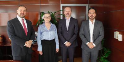 Viceministra comparte fotografía con autoridades de la red iberoamericana de fomento 
